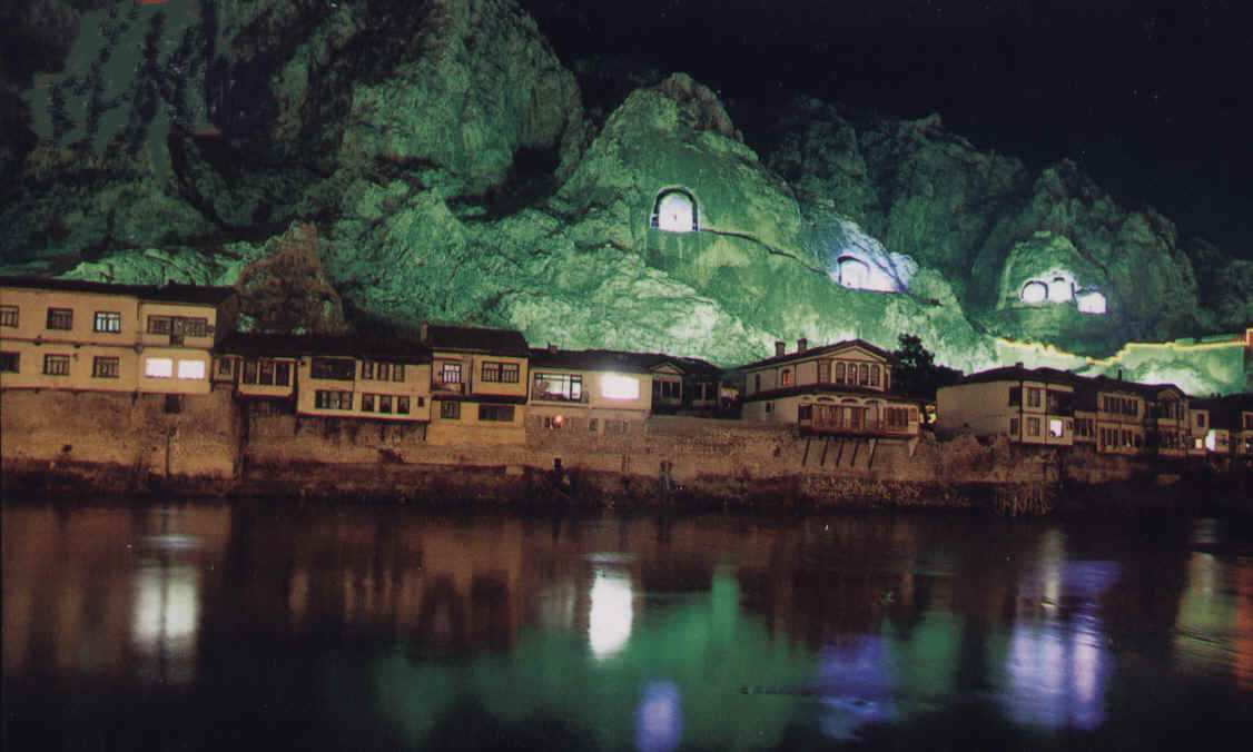 Gece Amasya Evleri ve Kral Kaya Mezarlar